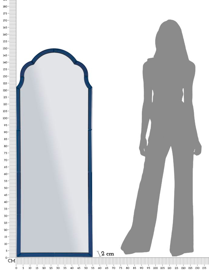 Specchio da muro Tangeri blu cm 55x2x150 elegante mostrato accanto a sagoma umana per confronto dimensionale.
