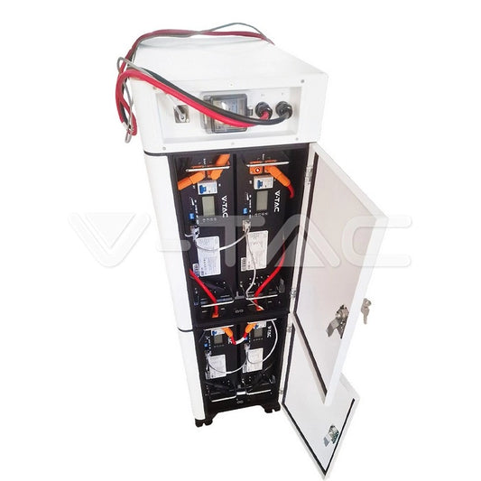 Interno dell'armadio V-TAC per 4 batterie fotovoltaiche max 100A, con batterie installate e cablaggio elettrico pronto all'uso.