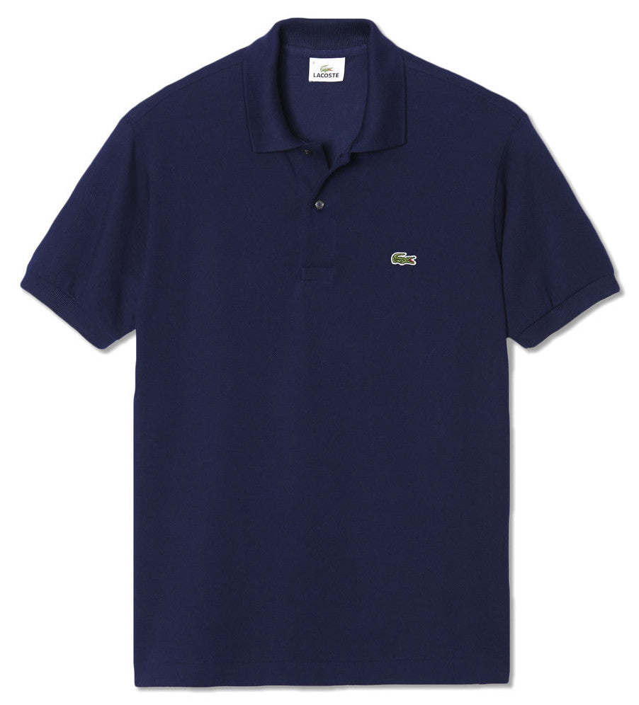 Polo uomo Lacoste in Petit Piqué blu navy con colletto classico, maniche corte e logo ricamato sul petto, tessuto morbido e vestibilità elegante