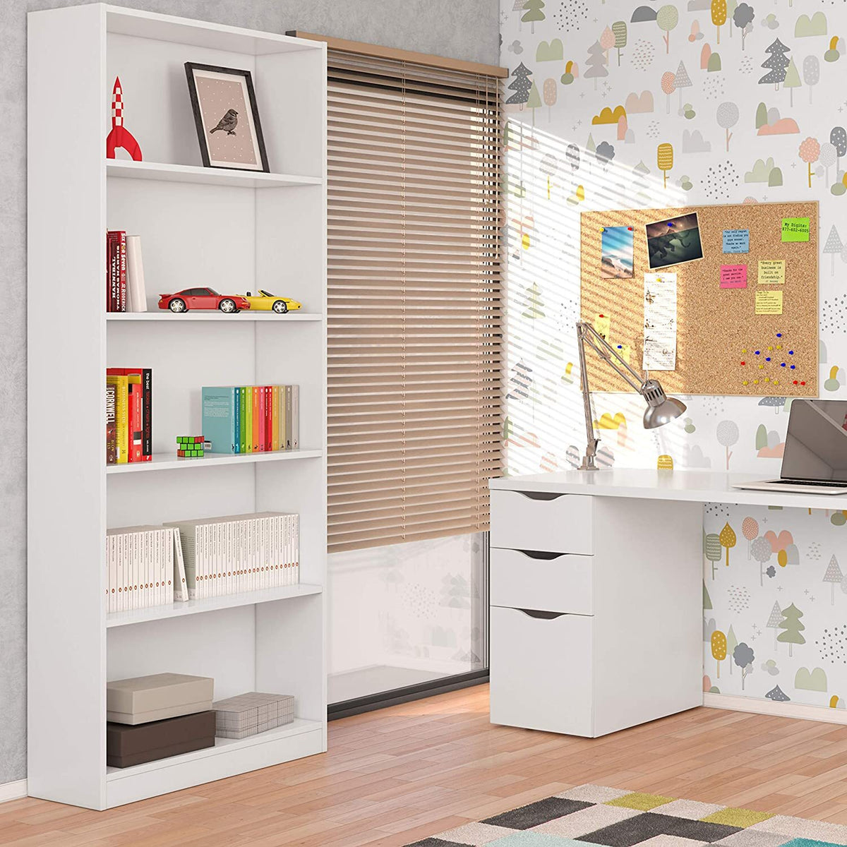 Libreria scaffale bianco opaco a 5 ripiani in una cameretta con scrivania, perfetta per organizzare libri scolastici e giochi educativi.