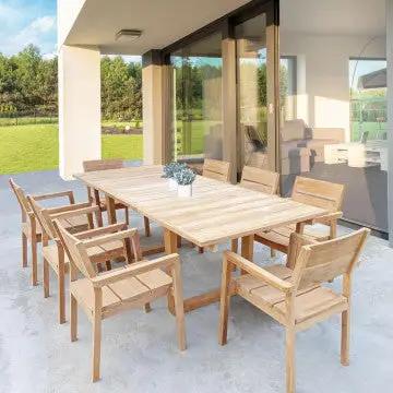 Tavolo Parker 180/260 X 100 in teak marrone allestito in un ambiente esterno con sedie abbinate, perfetto per pranzi all'aperto.