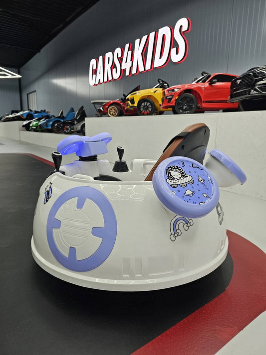 Vista frontale di un'auto per bambini con volante e sedile in pelle marrone, decorata con personaggi e simboli spaziali, in esposizione