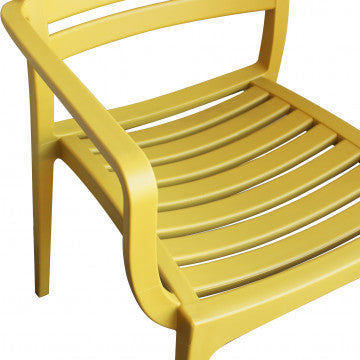 Dettaglio seduta e bracciolo della poltrona Eveline in polipropilene giallo. Misure: 58.5x55.2x84cm.