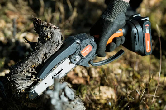 Segatrice a batteria con impugnatura ergonomica, lama da 150 mm, utilizzata per lavori di potatura su tronchi e rami secchi