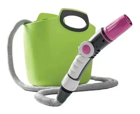 Kit tubo estensibile Acquapop 30mt con borsa verde e tubo grigio, dotato di lancia rosa. Pratico per giardinaggio e facile da riporre.