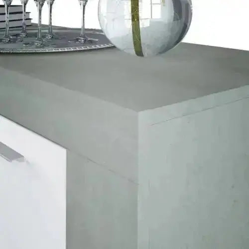 Dettaglio del piano superiore della credenza 3 ante bianco anticato con finitura cemento grigio.