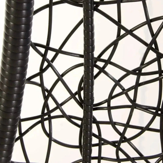 Dettaglio della struttura in rattan sintetico intrecciato del dondolo poltrona pensile aperta, con tubi in acciaio verniciato per arredo esterno.