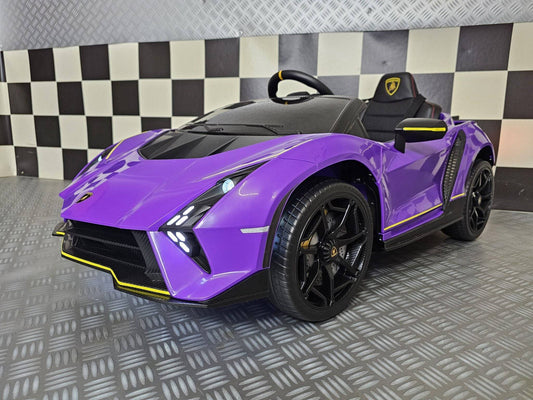 Vista frontale dell'auto elettrica per bambini Lamborghini viola, con fari LED e dettagli in stile supercar, sedile in pelle e volante.