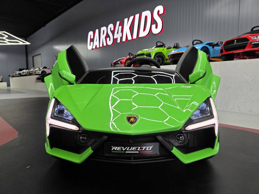 Vista frontale dell'auto elettrica per bambini Lamborghini Revuelto 24 V verde, con fari LED e dettagli di alta qualità, perfetta per bambini appassionati di auto sportive.