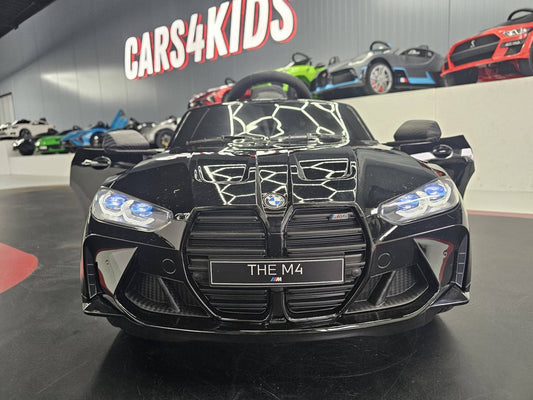 Vista frontale dell'auto elettrica per bambini BMW M4 nera, con fari LED e dettagli realistici, ideale per divertimento e sicurezza - SKU: c4k2418 zwart