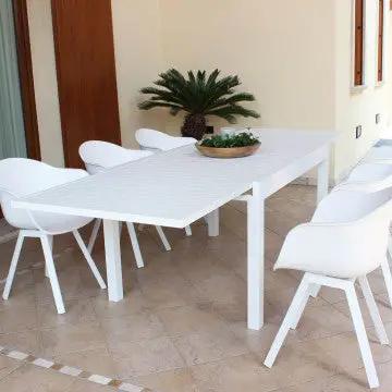 Tavolo Hawaii allungabile in alluminio bianco 135/270 x 90 cm con sedie bianche, ideale per arredare giardini o verande moderne.