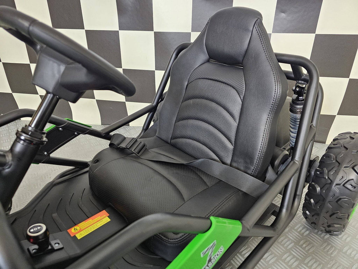 Sedile in pelle nera con imbottitura, struttura in metallo nero, dettagli di sicurezza e comfort, veicolo giocattolo sportivo.