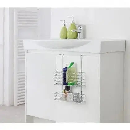Mensola da sportello Feridras 2 ripiani 26x12x36h montata su mobile bagno, ideale per organizzare accessori bagno in modo pratico e ordinato.