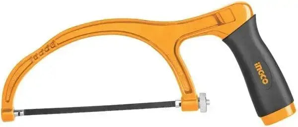 Mini seghetto ad arco 150mm Ingco con impugnatura ergonomica nera e arancione, ideale per tagli precisi nel fai da te e costruzioni leggere.