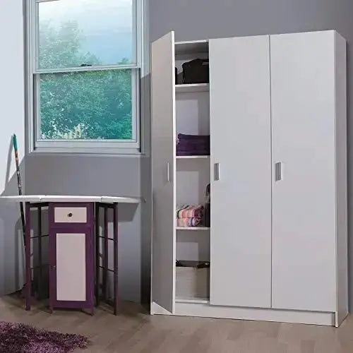 Guardaroba portascope bianco a 3 ante posizionato in una stanza con finestra. Perfetto per organizzare spazi ridotti come corridoi o lavanderie.