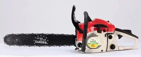 Motosega Eurostar Garden 45,2cc con lama da 45 cm, motore a scoppio 2 tempi, lubrificazione automatica e paramano di sicurezza.