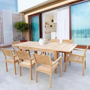 Set da giardino con Tavolo Ribot allungabile in teak 150/210 x 90 cm e sedie abbinate, perfetto per terrazze e spazi all'aperto.