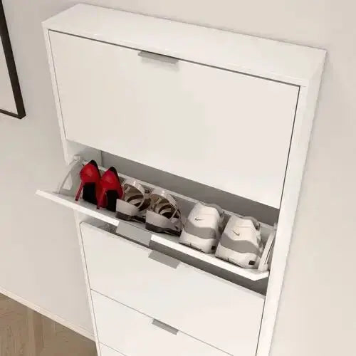 Dettaglio interno della scarpiera 5 ante bianca, con scarpe organizzate su ripiani inclinati. Soluzione pratica per mantenere ordine.