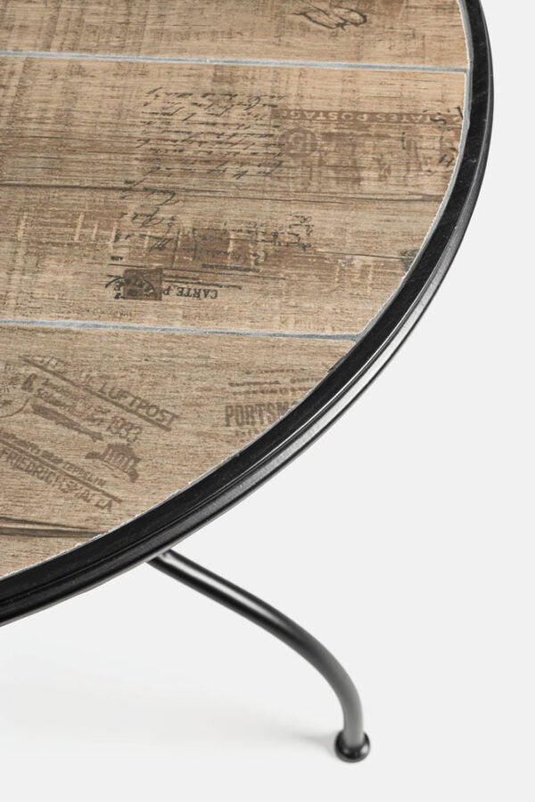 Dettaglio piano tavolo in ceramica mosaico Kansas con effetto legno e scritte vintage, ideale per arredamento esterno di giardini e terrazze.