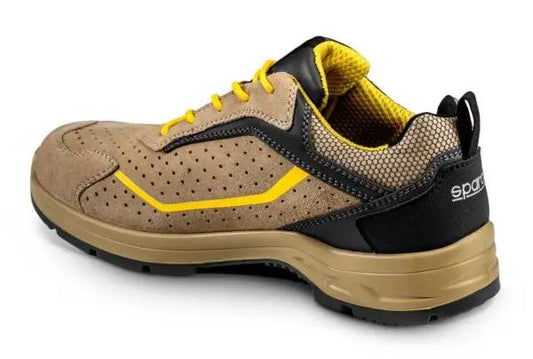 Vista laterale posteriore della Scarpa Antinfortunistica S1P Colton Sparco con tomaia traforata beige, dettagli gialli e rinforzi neri. Comfort e protezione ottimali.