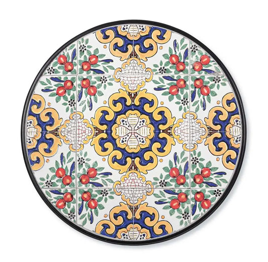 Piatto in ceramica decorata con motivi floreali e colori vivaci, superficie circolare, perfetto come elemento decorativo o tavolo.