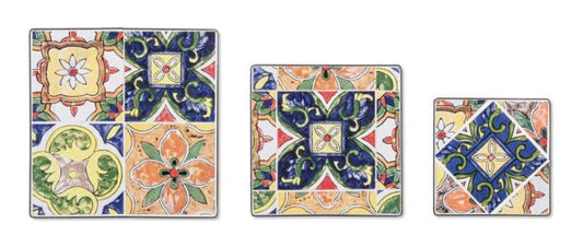 Dettaglio dei piani in ceramica a mosaico dei tavolini Paloma, con motivi floreali e geometrici su fondo multicolore