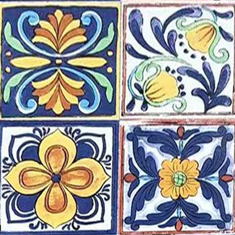 Dettaglio mosaico ceramico dei tavolini Blu Makari con motivi floreali colorati. Design mediterraneo per tavolini da esterno eleganti e resistenti.