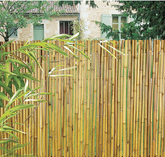 Arella in Canne di Bambù 'River' con filo metallico installata in giardino, perfetta per arredo esterno e privacy naturale.