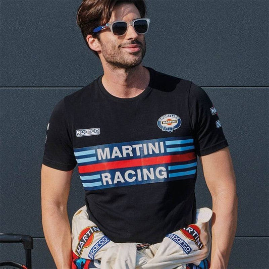 Modello indossa T-Shirt Martini Racing Blu, in jersey stretch con logo e design sportivo. Ideale per lavoro e tempo libero, taglie S-2XL.