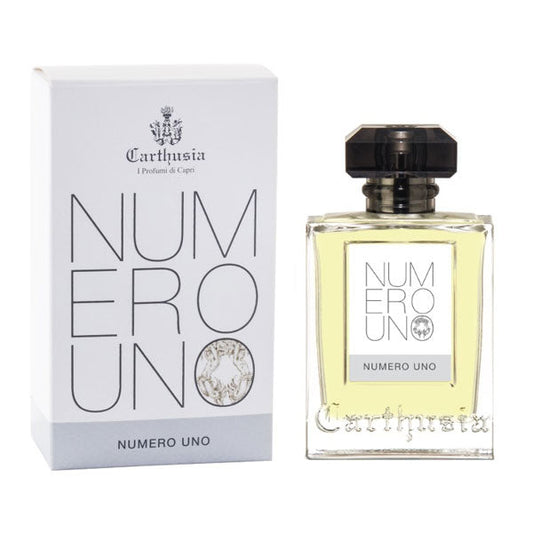Confezione del profumo Carthusia Numero Uno con scatola bianca, logo e testo nero, accanto al flacone di Eau de Parfum trasparente