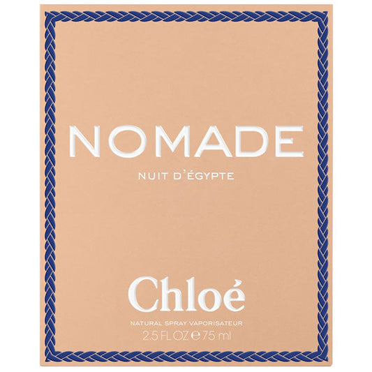 Confezione del profumo Chloe Nomade Nuit D'Egypte con scatola rosa con bordo blu, logo e nome in bianco, raffinata e di lusso