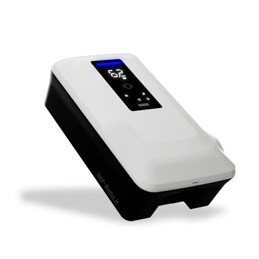 Stazione di ricarica Dazebox Home S 7,4kW monofase inclinata, evidenzia il design moderno e il pannello touch con connettività WiFi e Bluetooth.