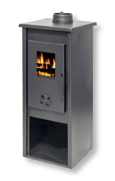Stufa a legna in acciaio grigia con porta vetrata che mostra fiamme ardenti, design compatto e funzionale per riscaldamento domestico
