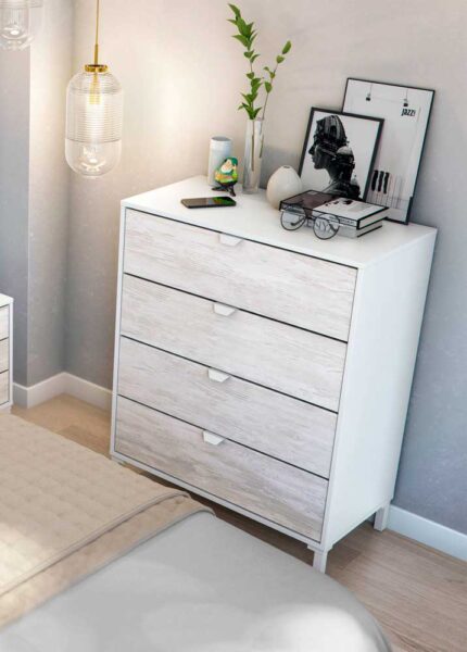 Cassettiera Como Soho 4 cassetti bianco Artik Velho con frontali effetto vecchio, decorata con piante, cornici e oggetti decorativi, in ambiente moderno