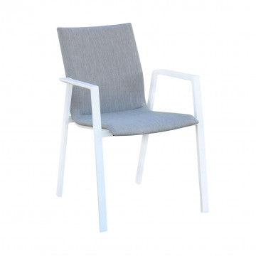 Poltrona Djerba impilabile con struttura in alluminio bianco e seduta in textilene imbottito, ideale per giardini e terrazze luminose.