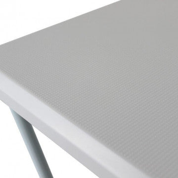 Dettaglio del piano in PVC bianco con superficie leggermente testurizzata, struttura tubolare verniciata in bianco