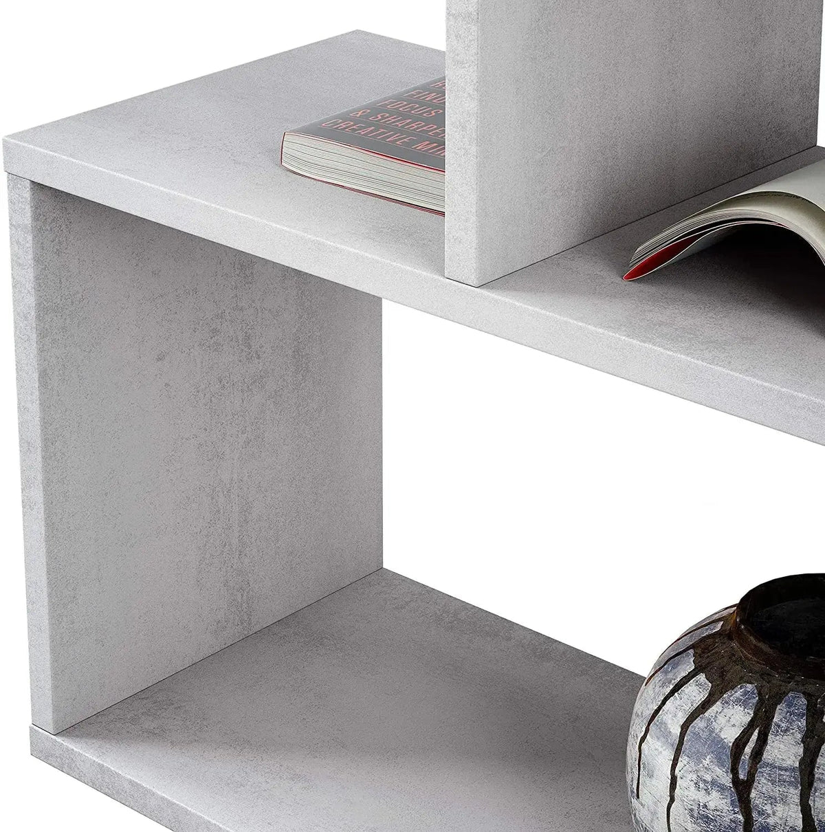 Dettaglio della libreria Fores grigia alta in melamina, evidenziando la finitura resistente e i ripiani regolabili per libri e decorazioni.