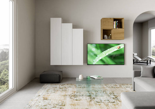 Composizione parete soggiorno A33 L.120 H.173,6 installata in un salotto moderno, con mobile sospeso bianco e cubi rovere per un arredo elegante e funzionale.