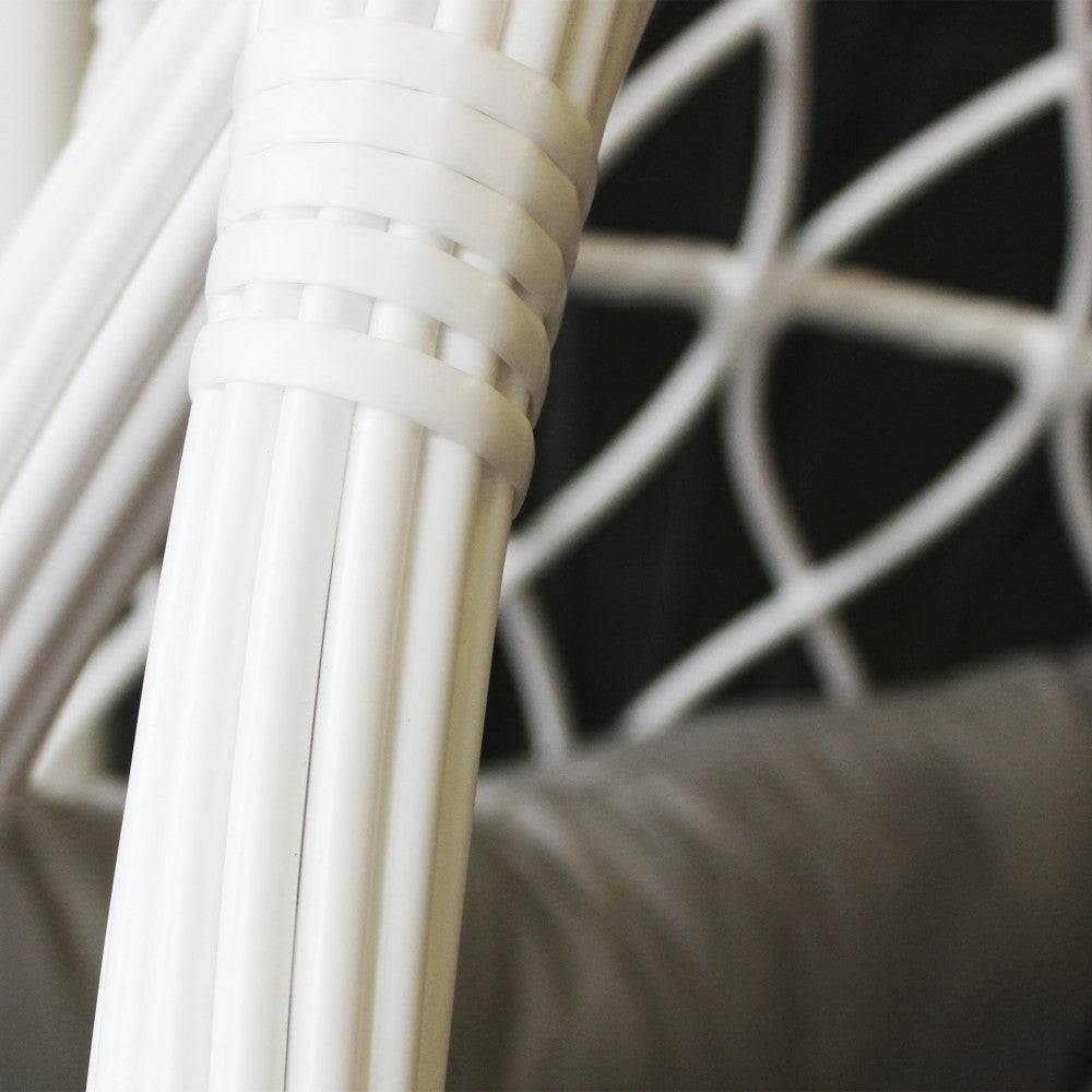 Dettaglio della struttura in wicker bianco e dettagli in metallo, resistente e decorativo, per il dondolo Capraia da esterno.