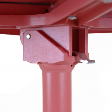 Zoom sul sistema di chiusura del Tavolo Vega ø 60 rosso corallo, progettato per resistere agli agenti atmosferici.