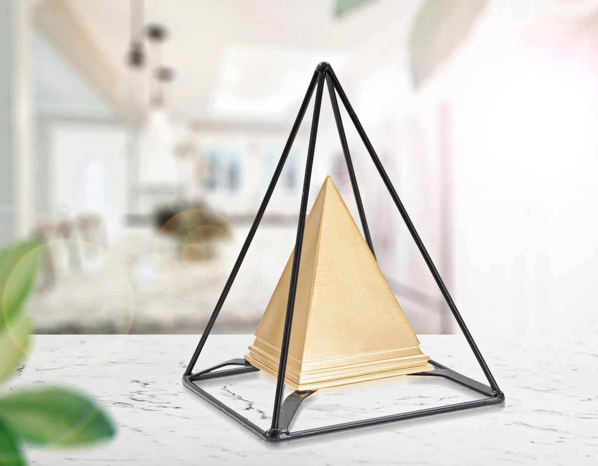 Piramide dorata con supporto in ferro 15x15x21 cm
