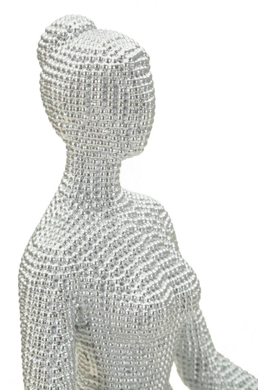 Dettaglio busto della Donnina Yoga Silver con texture a rilievo argentata, decorazione elegante per interni contemporanei.