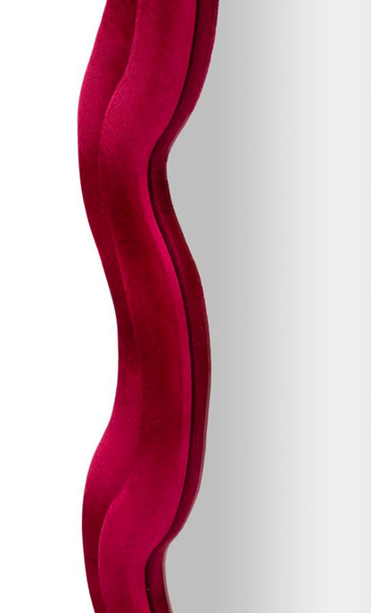 Particolare della struttura ondulata dello specchio Emily in velluto fuxia, ideale per decorazioni moderne e ambienti chic.