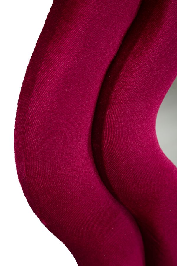 Dettaglio della cornice in velluto fuxia dello specchio Emily 60x6x160 cm, con texture morbida e design sinuoso per interni sofisticati.