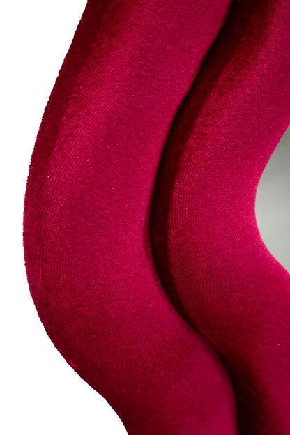 Dettaglio della cornice in velluto fuxia dello specchio Emily 60x6x160 cm, con texture morbida e design sinuoso per interni sofisticati.