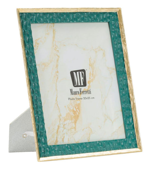 Cornice Grent elegante 25,3x2x30,3 cm con bordo dorato e texture verde, misura interna 20x25 cm, ideale per foto verticali.