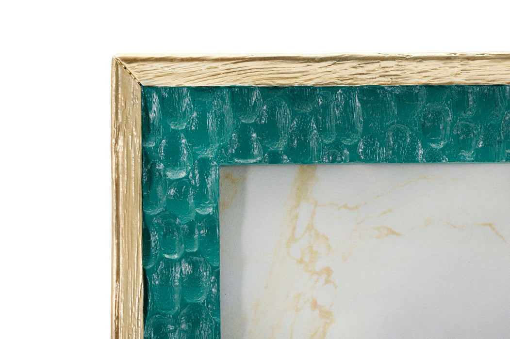 Dettaglio angolo superiore Cornice Grent 20,3x2x25,3 cm con bordo dorato e texture verde, misura interna 15x20 cm