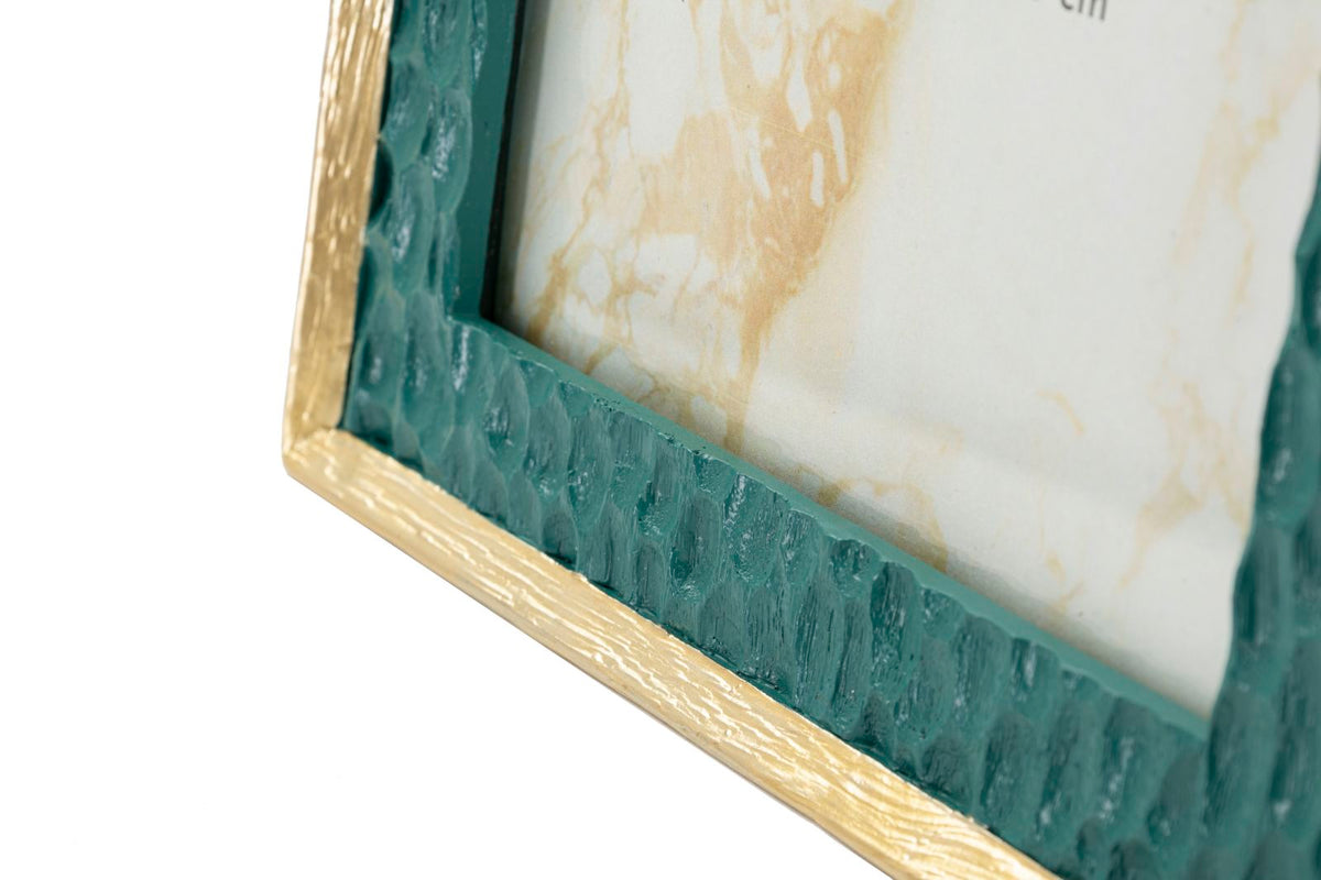 Primo piano bordo Cornice Grent 20,3x2x25,3 cm con finitura dorata e rilievo verde, fotocornice elegante Mauro Ferretti