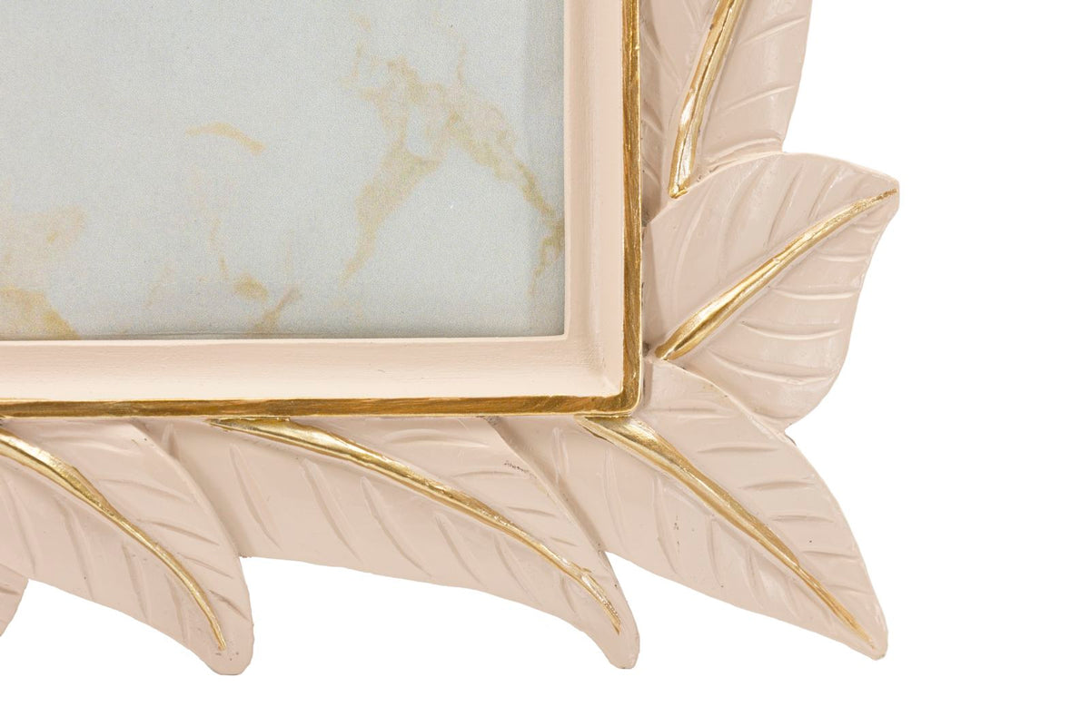 Particolare angolo della Cornice Leaffy con decoro fogliare e bordo dorato, perfetta per valorizzare fotografie in stile classico.