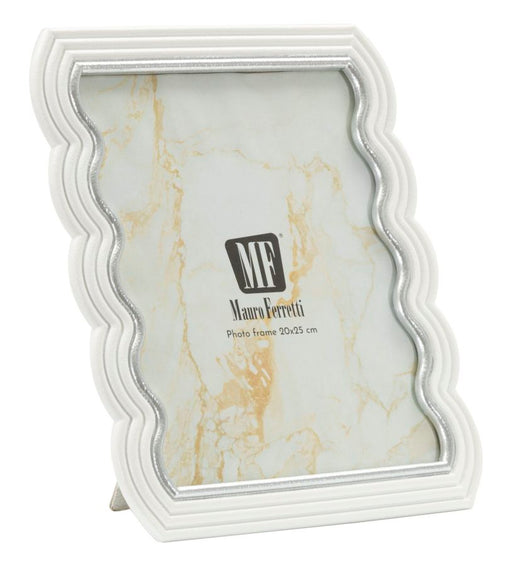 Cornice Curty cm 25,2x1,7x30,3 per foto 20x25 elegante in stile ondulato bianco con bordo argentato, ideale per arredamento moderno.